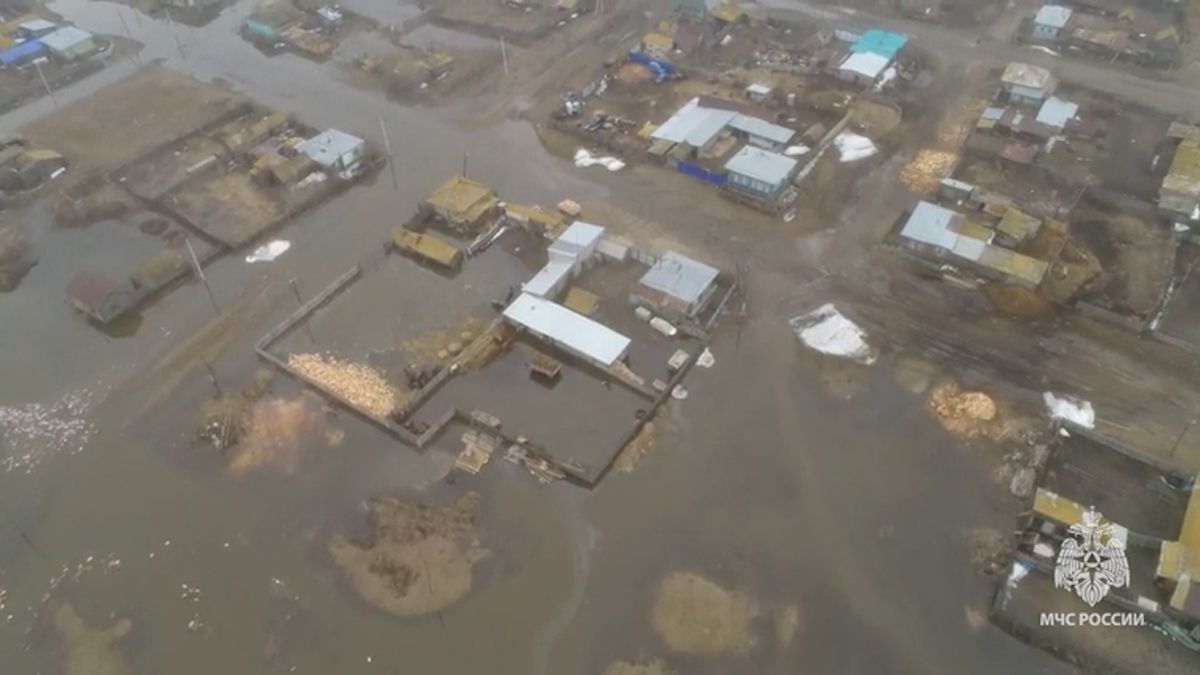 Povodně v Rusku: Evakuace v Kurganské oblasti a další stovky domů v Orenburgu pod vodou